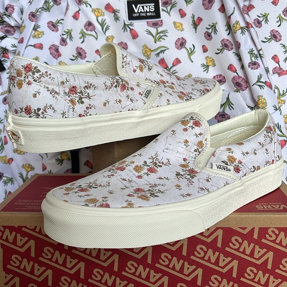 Vans WMNS Classic Slip-On (Vintage) Floral/Marshmal
VN0A38F7VMR
Sneakers - Picture 9 of 16